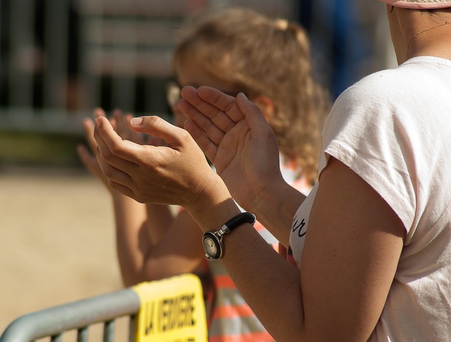 Hình ảnh minh họa ý nghĩa của từ applaud