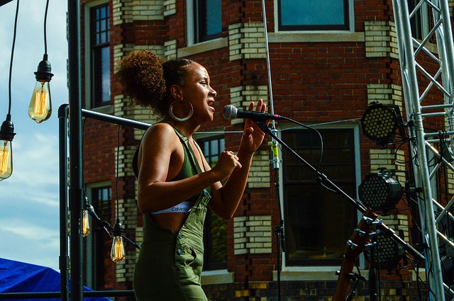 Hình ảnh minh họa ý nghĩa của từ dally with