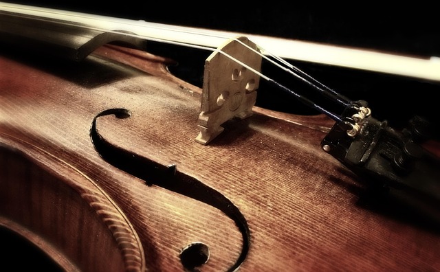 fiddle with