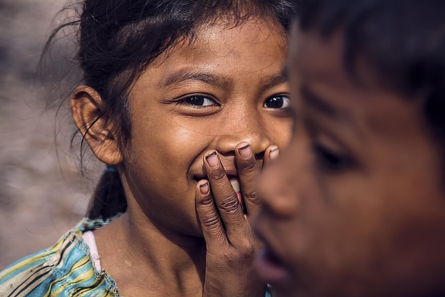 Hình ảnh minh họa ý nghĩa của từ giggling