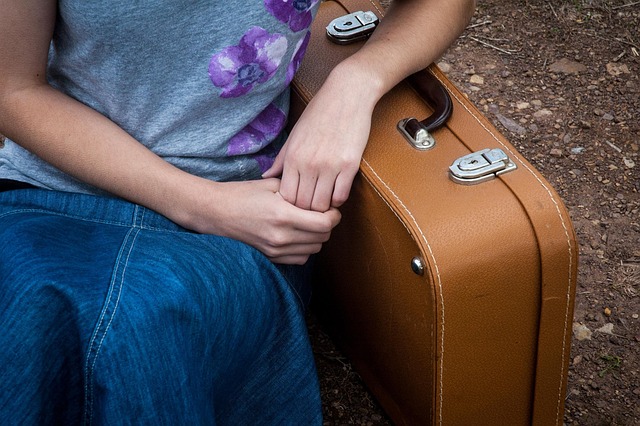 hold luggage