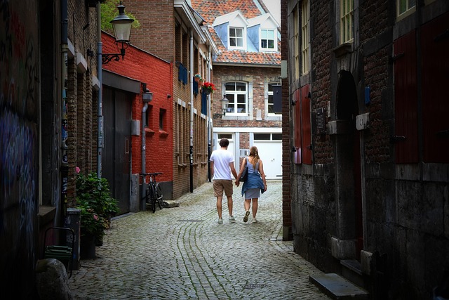 Hình ảnh minh họa ý nghĩa của từ holding center