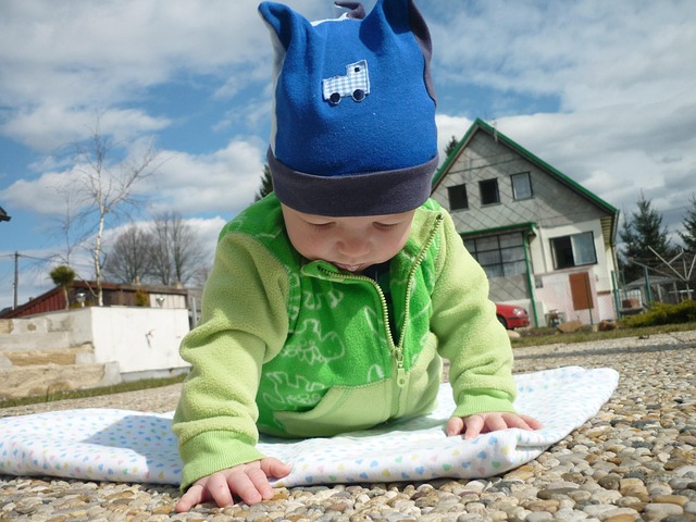 Hình ảnh minh họa ý nghĩa của từ interestingly