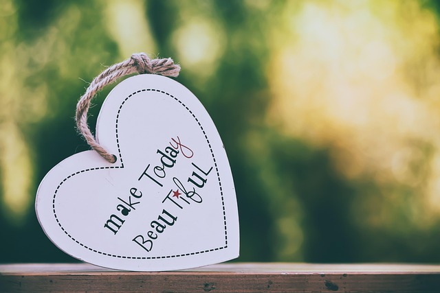 Hình ảnh minh họa ý nghĩa của từ jocosely