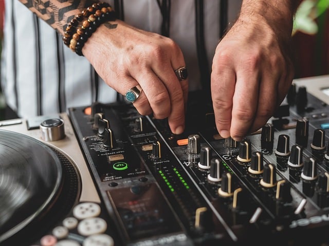 Hình ảnh minh họa ý nghĩa của từ live up to