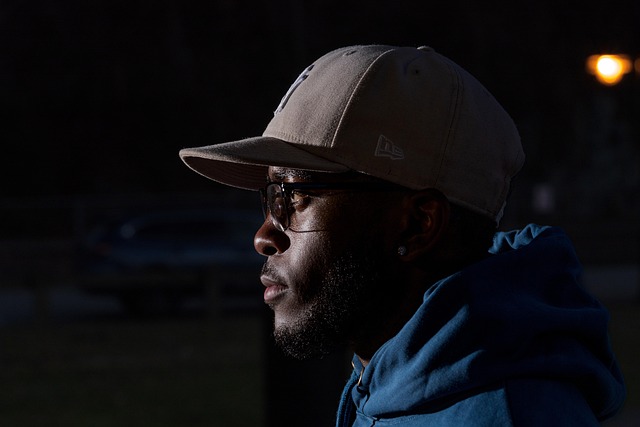 Hình ảnh minh họa ý nghĩa của từ look on the dark side