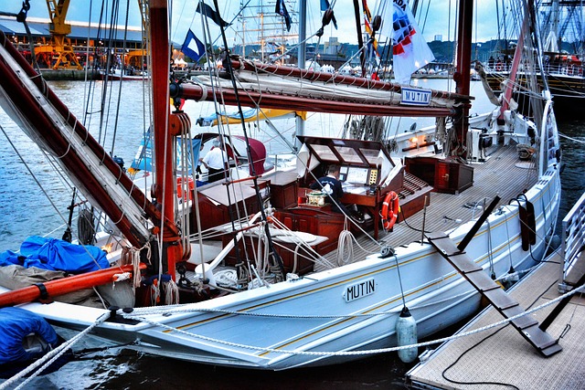 Hình ảnh minh họa ý nghĩa của từ mutinously