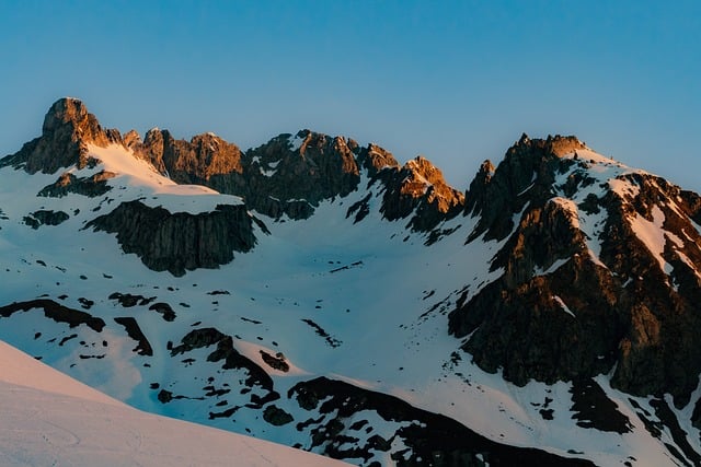 Hình ảnh minh họa ý nghĩa của từ peaks and valleys