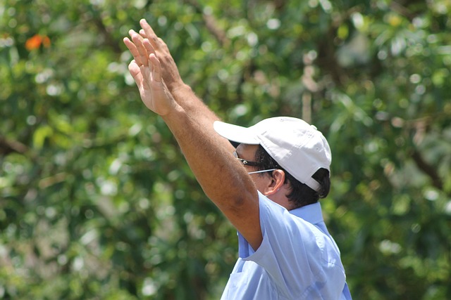 Hình ảnh minh họa ý nghĩa của từ praising