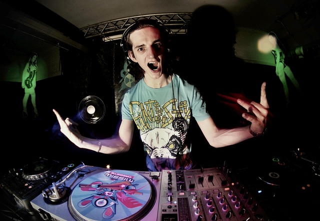 Hình ảnh minh họa ý nghĩa của từ shouting