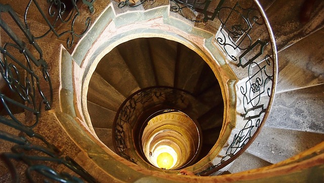 Hình ảnh minh họa ý nghĩa của từ stepping down