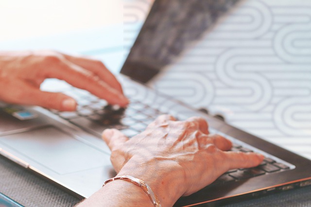 Hình ảnh minh họa ý nghĩa của từ tech-savvy